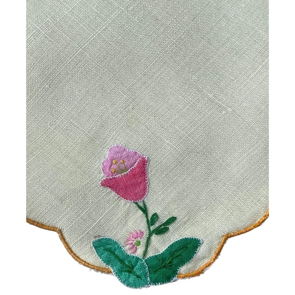 Hand-Appliquéd Linen Bun Warmer Cloth Scalloped Edges 18x16.75 VTG Floral